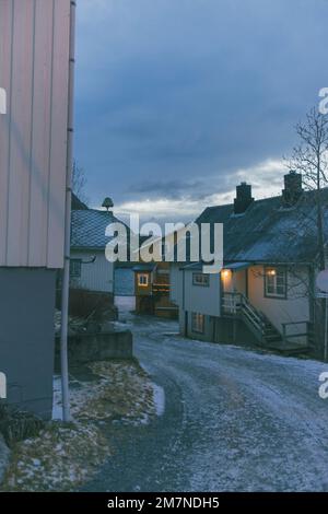 Nusfjord, abendliche Atmosphäre, beleuchtete Hütte im Dorf, Fischerdorf, Lofoten, Nordland, Norwegen Stockfoto
