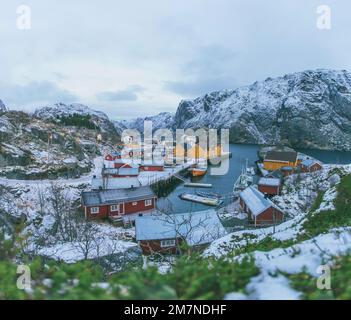 Nusfjord, Panorama von oben, Fischerdorf, Lofoten, Nordland, Norwegen Stockfoto