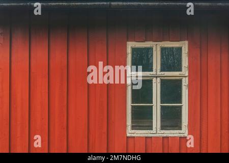 Details der norwegischen Fischerhütte, weiß bemalte Holzfenster, traditionelle Rorbu Hütte/Haus auf den Lofoten-Inseln, Norwegen Stockfoto
