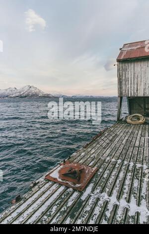 Einsamer Holzsteg mit Bootshaus in Lofoten, Norwegen Stockfoto