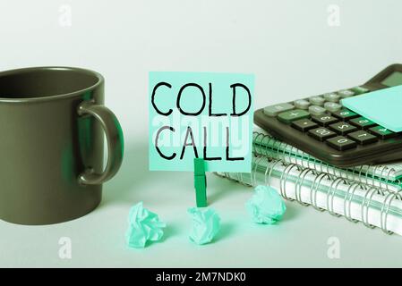 Konzeptunterschrift Cold Call. Wort für unaufgeforderten Anruf von jemandem, der versucht, Waren oder Dienstleistungen zu verkaufen Stockfoto