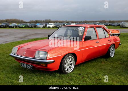 1976 Vauxhall Cavalier „OOB 34R“ auf der Januar-Scramble im Bicester Heritage am 8. Januar 2023. Stockfoto