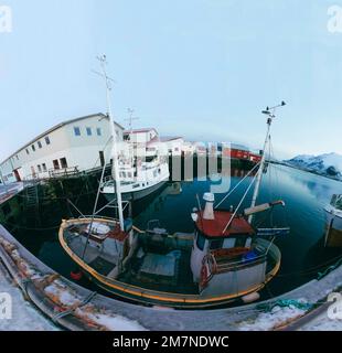 Fischerboot in der Nähe von Nyksund in Vesteralen, Fischerdorf, Norwegen, Fischaugenlinse Stockfoto