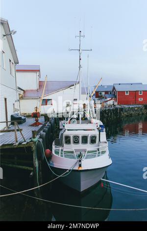 Fischerboot in der Nähe von Nyksund in Vesteralen, Fischerdorf, Norwegen Stockfoto