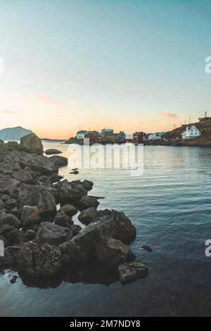 Das kleine, charmante Fischerdorf Nyksund in Vesteralen, Norwegen, Fjordlandschaft mit kleinen Inseln, abgeschieden von der Außenwelt Stockfoto