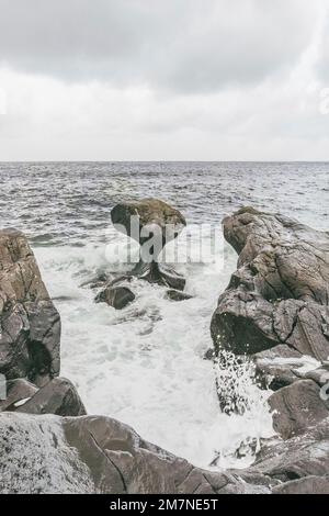 Kannesteins Wahrzeichen auf Vagsoy in Norwegen, Felsen in der Brandung an der Küste Norwegens Stockfoto