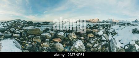 Schneebedeckte Winterlandschaft an der felsigen Küste Norwegens, Panoramabild der natürlichen Schönheit Skandinaviens, Küstenlandschaft mit Schnee Stockfoto