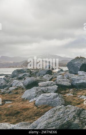 Verstecktes einsames Fischerhäuschen am Fjord in Norwegen, typische Fjordlandschaft mit kleinen Inseln, abgeschieden von der Außenwelt, Haus am Meer Stockfoto