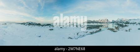 Schneebedeckte Winterlandschaft an der felsigen Küste Norwegens, Panoramabild der natürlichen Schönheit Skandinaviens, Küstenlandschaft mit Schnee Stockfoto