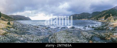 Panoramabild einer typischen Fjordlandschaft mit kleinen Inseln in Norwegen. Nordische Küstenlandschaft mit Felsen, Meer und Brandung an der Küste Stockfoto