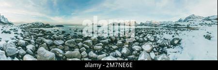 Schneebedeckte Winterlandschaft an der felsigen Küste Norwegens, Panoramabild der natürlichen Schönheit Skandinaviens, Küstenlandschaft mit Schnee Stockfoto