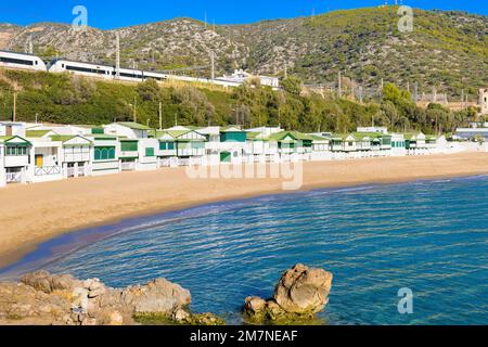 Panoramablick auf die alten Fischerhütten am Strand von Garraf, Katalonien, Spanien. -1 Stockfoto