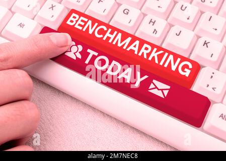 Text-Benchmarking wird geschrieben. Geschäftsidee Bewerten Sie etwas im Vergleich zu einer Standardstrategie Stockfoto