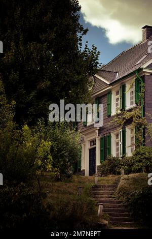 Teil eines Bergschieferhauses im Grünen Stockfoto