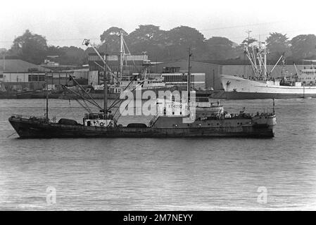 Ein Hafenbalkendiagramm eines vor der Küste verankerten sowjetischen Trawlers während der Exercise Unitas XX. Betreff Betrieb/Serie: UNITAS XX Basis: Abidjan Land: Elfenbeinküste (CIV) Stockfoto