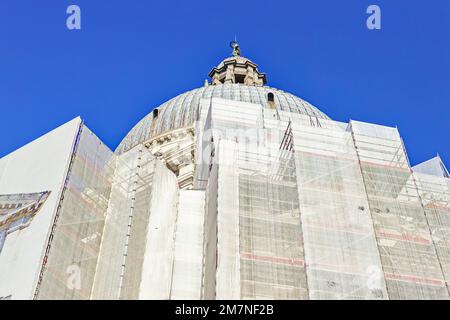 Die barocke Kirche Santa Maria della Salute, umgeben von Gerüsten, wurde 1630 erbaut, um dem Ende der Pest zu danken, nach den Plänen des Architekten Longhena, und 1687 fertiggestellt. Stockfoto