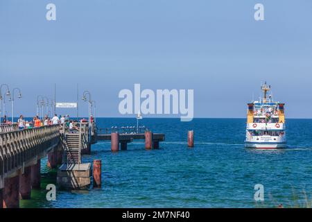 Pier mit Ausflugsdampfer, Goehren, Insel Rügen, Mecklenburg-Vorpommern, Deutschland, Europa Stockfoto