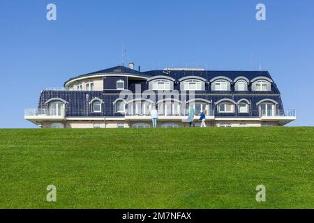 Ehemaliges Hotel Deichgraf, heute Haus Upleven, Zentrum für Entspannung, Meditation und Yoga, Wremen, Niedersachsen, Deutschland, Europa Stockfoto