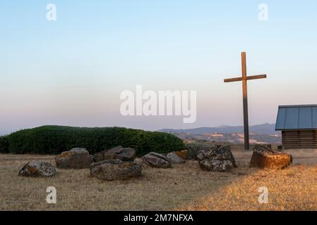 Ein großes Kreuz steht auf dem Gelände des Klosters Siloe, Sasso d'Ombrone, Toskana, Italien Stockfoto