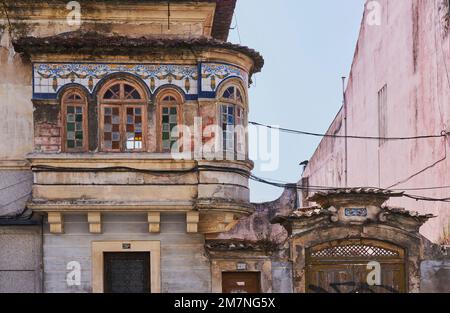 Dekoratives Fenstergebäude aus dem 19. Jahrhundert, Aveiro, Portugal Stockfoto