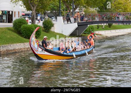 Touristen auf dem Moliceiro Kanalboot, Aveiro, Portugal Stockfoto