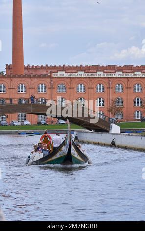 Touristen auf dem Moliceiro-Kanalboot, Fabrica de Ceramica de Jeronimo Pereira Campos, Aveiro, Portugal Stockfoto