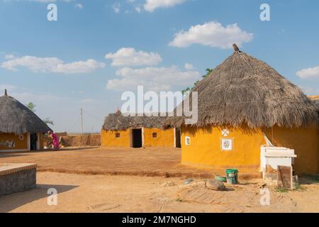 Jaisalmer, Rajasthan, Indien - 15. Oktober 2019 : bunte Hütten im Dorf Rajsathani, Jaisalmer, Indien. Blauer Himmel und weiße Wolken Hintergrund. Stockfoto