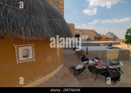 Jaisalmer, Rajasthan, Indien - 15. Oktober 2019 : bunte Hütten im Dorf Rajsathani, Jaisalmer, Indien. Blauer Himmel und weiße Wolken Hintergrund. Stockfoto