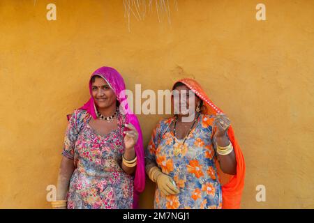 Jaisalmer, Rajasthan, Indien - 15. Oktober 2019 : lächelnde und glückliche Rajasthani-Frauen in lokalen Kostümen, die sich in einem Rajasthani-Dorf posieren. Stockfoto