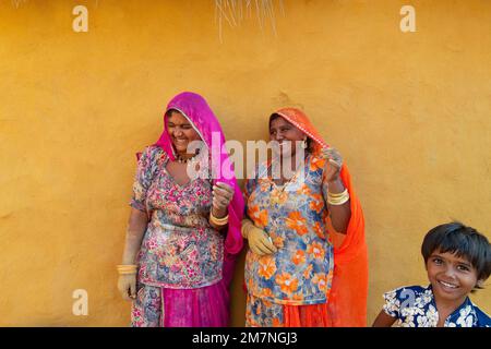 Jaisalmer, Rajasthan, Indien - 15. Oktober 2019 : lächelnde und glückliche Rajasthani-Frauen und -Kinder in lokalen Kostümen, die in einem Rajasthani-Dorf posieren. Stockfoto