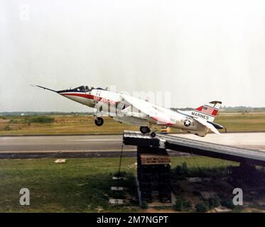 Operation Ski Jump war der Teststart eines Marine Corps YAV-8B Harrier-Flugzeugs, von einer speziell gebauten Rampe wurde gebaut von der Bridge Co., 8. Engineer Support Bn., 2. März. Div., Flotten-Marine, Camp Lejeune, N.C. Betrifft Betrieb/Serie: SKISPRUNGBASIS: Marineflugstation Patuxent River Bundesstaat: Maryland (MD) Land: Vereinigte Staaten von Amerika (USA) Stockfoto