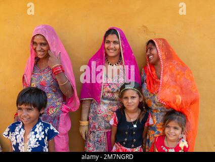 Jaisalmer, Rajasthan, Indien - 15. Oktober 2019 : lächelnde und glückliche Rajasthani-Frauen und -Kinder in lokalen Kostümen, die in einem Rajasthani-Dorf posieren. Stockfoto