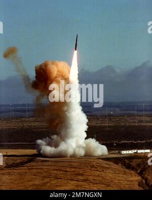 Während eines Tests wird eine interkontinentale ballistische Rakete LGM-30B Minuteman I gestartet. Basis: Luftwaffenstützpunkt Vandenberg Bundesstaat: Kalifornien (CA) Land: Vereinigte Staaten von Amerika (USA) Stockfoto