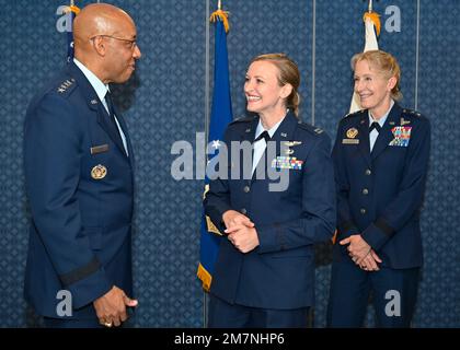 Hauptmann Taylor Bye spricht mit dem Generalstabschef der Luftwaffe, General CQ Brown, Jr., und Generalmajor Jeannie Leavitt, Sicherheitschef der Luftwaffe, nach einer Zeremonie im Pentagon, Arlington, Virginia, am 11. Mai 2022. Bye wurde mit dem 2020 Koren Kolligian Jr. ausgezeichnet Trophäe, um ihre hervorragende Luftqualität zu würdigen, als ihr A-10C-Angriffsflugzeug eine katastrophale Fehlfunktion der Waffe erlitt und sie eine sichere Bauchlandung durchführte, bei der Fahrwerk und Schutzdach des Flugzeugs verloren gingen. Stockfoto