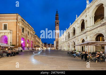 Nachtansicht der Piazza dei Signori mit Basilika Palladiana, Vicenza, Venetien, Italien Stockfoto