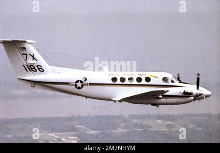 Eine Luft-zu-Luft-Seitenansicht eines Transportflugzeugs der UC-12B. Der UC-12B wurde kürzlich bei der Navy in Betrieb genommen. Basis: Marine Air Station, New Orleans Bundesstaat: Louisiana (LA) Land: Vereinigte Staaten von Amerika (USA) Stockfoto