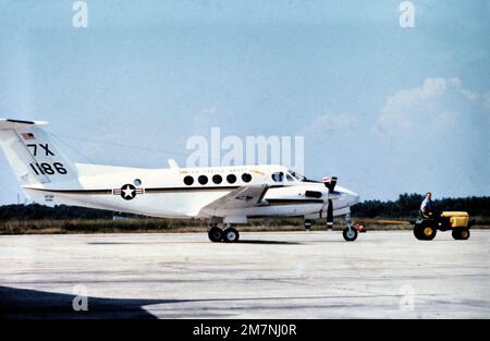 Eine rechte Seitenansicht eines UC-12B-Transportflugzeugs, das zur Fluglinie gezogen wird. Das Flugzeug wurde kürzlich bei der Navy in Betrieb genommen. Basis: Marine Air Station, New Orleans Bundesstaat: Louisiana (LA) Land: Vereinigte Staaten von Amerika (USA) Stockfoto