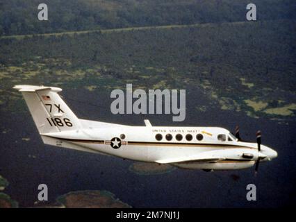 Eine Luft-zu-Luft-Seitenansicht eines Transportflugzeugs der UC-12B. Das Transportflugzeug UC-12B. Der UC-12B wurde kürzlich bei der Navy in Betrieb genommen. Basis: Marine Air Station, New Orleans Bundesstaat: Louisiana (LA) Land: Vereinigte Staaten von Amerika (USA) Stockfoto