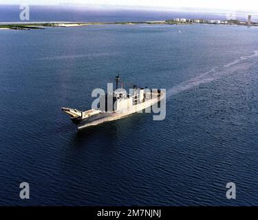 Ein Luftbordbogenblick auf das im Gange befindliche Panzerlandeschiff USS TUSCALOOSA (LST 1187). Basis: Staat Agana Bay: Guam (GU) Land: Nördliche Marianen (MNP) Stockfoto