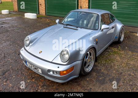 1993 Porsche 911 Carrera 4 Celebration „L2 GVO“ auf der Januar Scramble im Bicester Heritage am 8. Januar 2023. Stockfoto