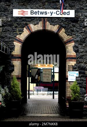 Ein vertikales Bild eines Eingangs zum Bahnhof im Dorf Betws-y-Coed in Wales, Großbritannien. Stockfoto