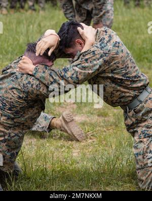 Marines bei Bravo Company, Marine Barracks Washington, Spar während eines Mannschaftswettbewerbs auf der Marine Corps Basis Quantico, Virginia, 11. Mai 2022. Während des Wettbewerbs wurden die Marines in Bezug auf Kleineinheiten-Taktiken und Infanterie-Fähigkeiten bewertet. Stockfoto