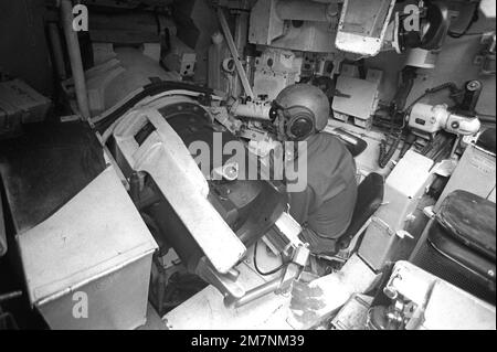 Ein Schütze im Tank des XM-1 Abrams überprüft die Brandmeldeanlage. Basis: Fort Knox Bundesstaat: Kentucky (KY) Land: Vereinigte Staaten von Amerika (USA) Stockfoto