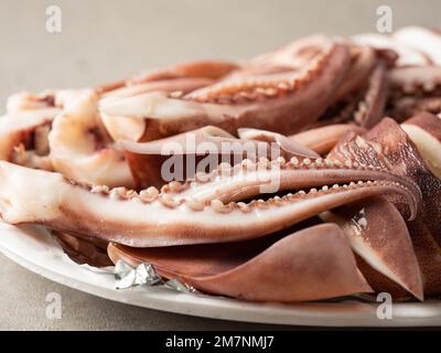 Gekochter Tintenfisch auf einem Teller Stockfoto