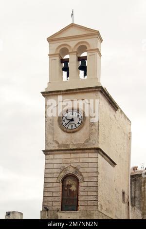 Uhr/Glockenturm im historischen Zentrum von Felline, Italien Stockfoto
