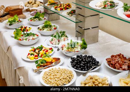 Snacks und Häppchen stehen bereit, um Gäste auf der Veranstaltung zu treffen. Geschäftskonferenz in einem Hotel Stockfoto