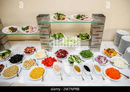 Snacks und Häppchen stehen bereit, um Gäste auf der Veranstaltung zu treffen. Geschäftskonferenz in einem Hotel Stockfoto