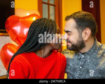 Porträt eines gemischtrassigen Paares, das sich ansieht, während er den Valentinstag genießt Stockfoto