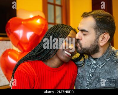 Porträt eines gemischtrassigen Paares, das sich ansieht, während er den Valentinstag genießt Stockfoto