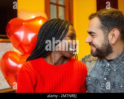 Porträt eines gemischtrassigen Paares, das sich ansieht, während er den Valentinstag genießt Stockfoto